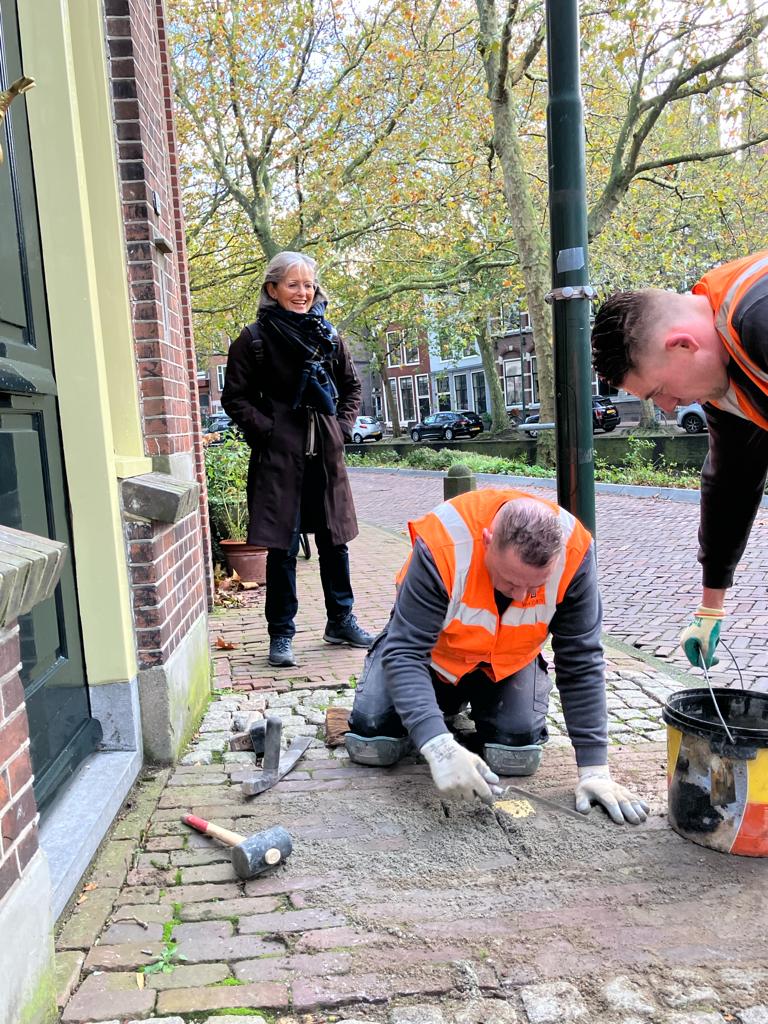 Sasja Citroen met medewerkers Van Doorn tijdens het plaatsen van Stolpersteine in Gouda