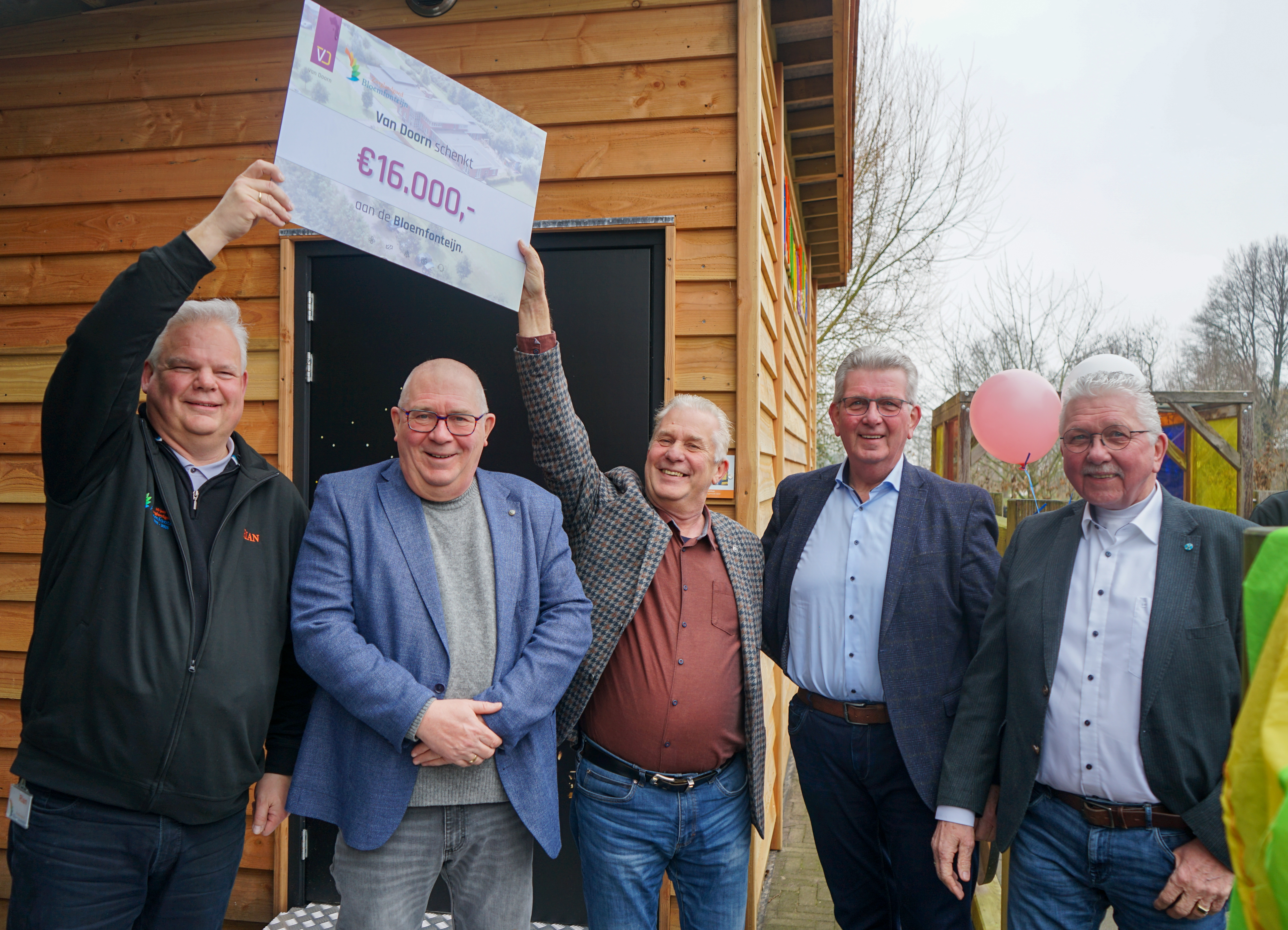 Cheque overhandiging, van links naar rechts: Rian Verwoert van Bloemfonteijn, Henk, Barend Ezn, Frans en Barend Azn van Doorn