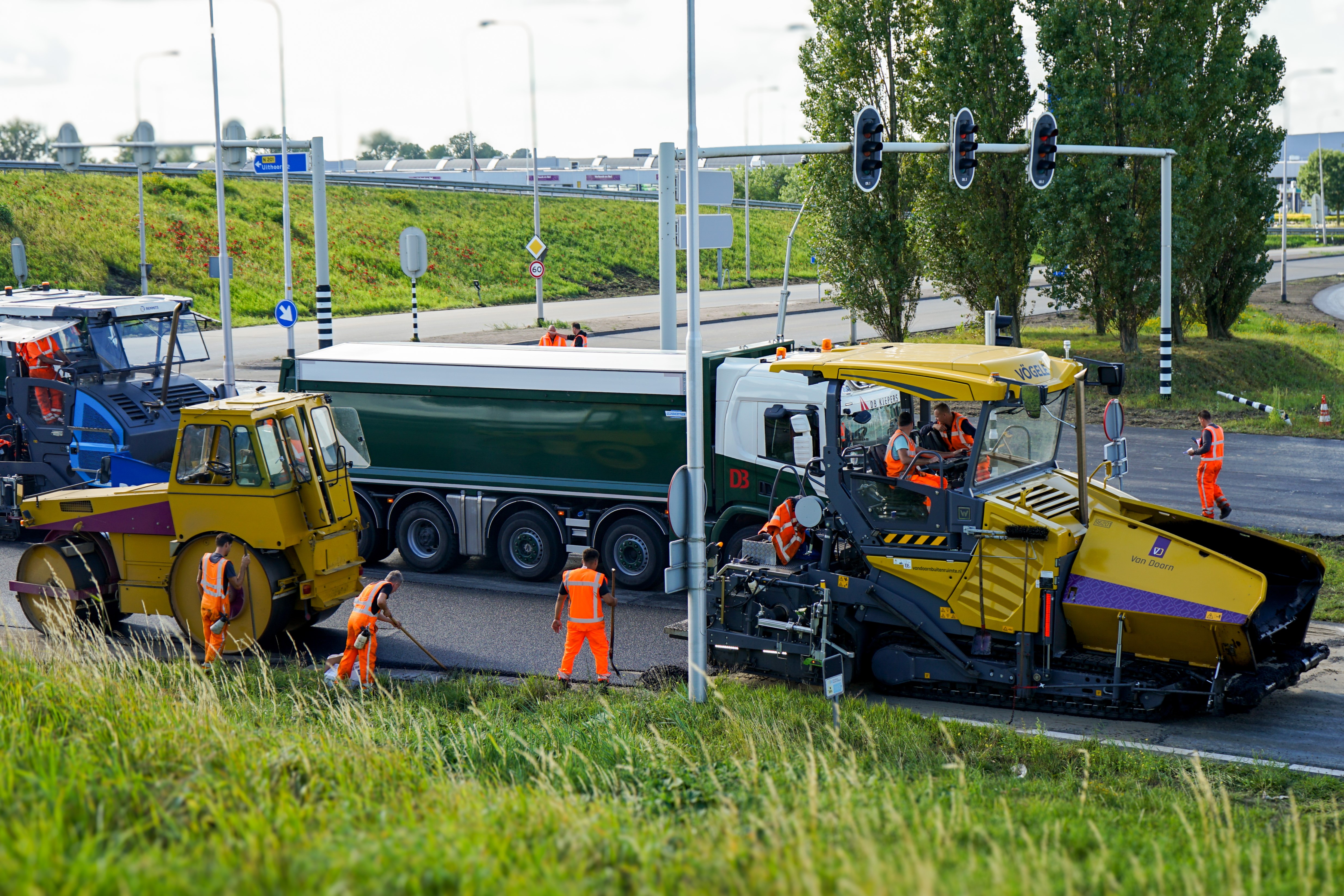 Asfaltmachine en wals Legmeerdijk