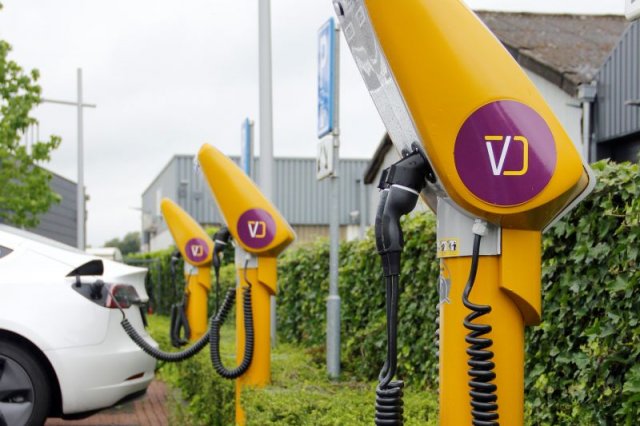 Autolaad praatpalen Hoofdkantoor Van Doorn