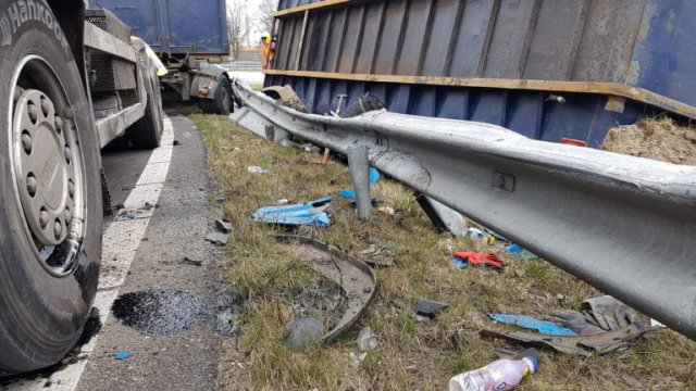 Gekantelde vrachtwagen A22 afrit Beverwijk