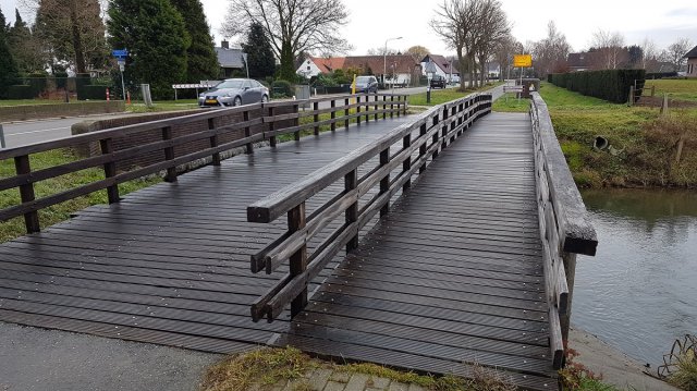 Reiniging houten brug over de Linge (N838)
