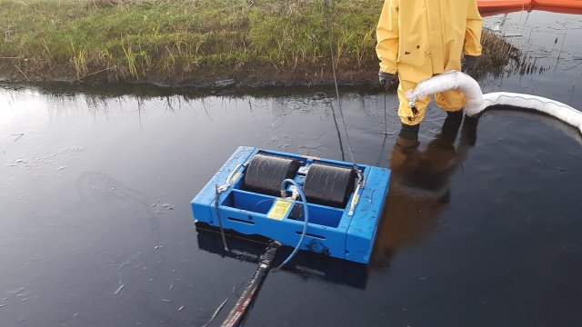 Gekantelde vrachtwagen met weglekkende carterolie op A2