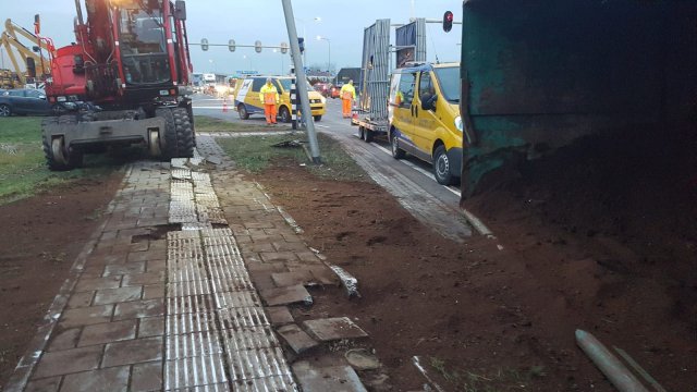 Gekantelde vrachtwagen op N831