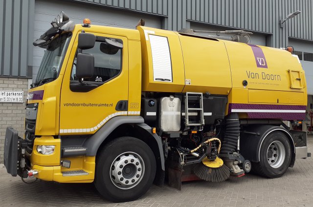 Middelgrote veeg-/zuigwagen verhuur