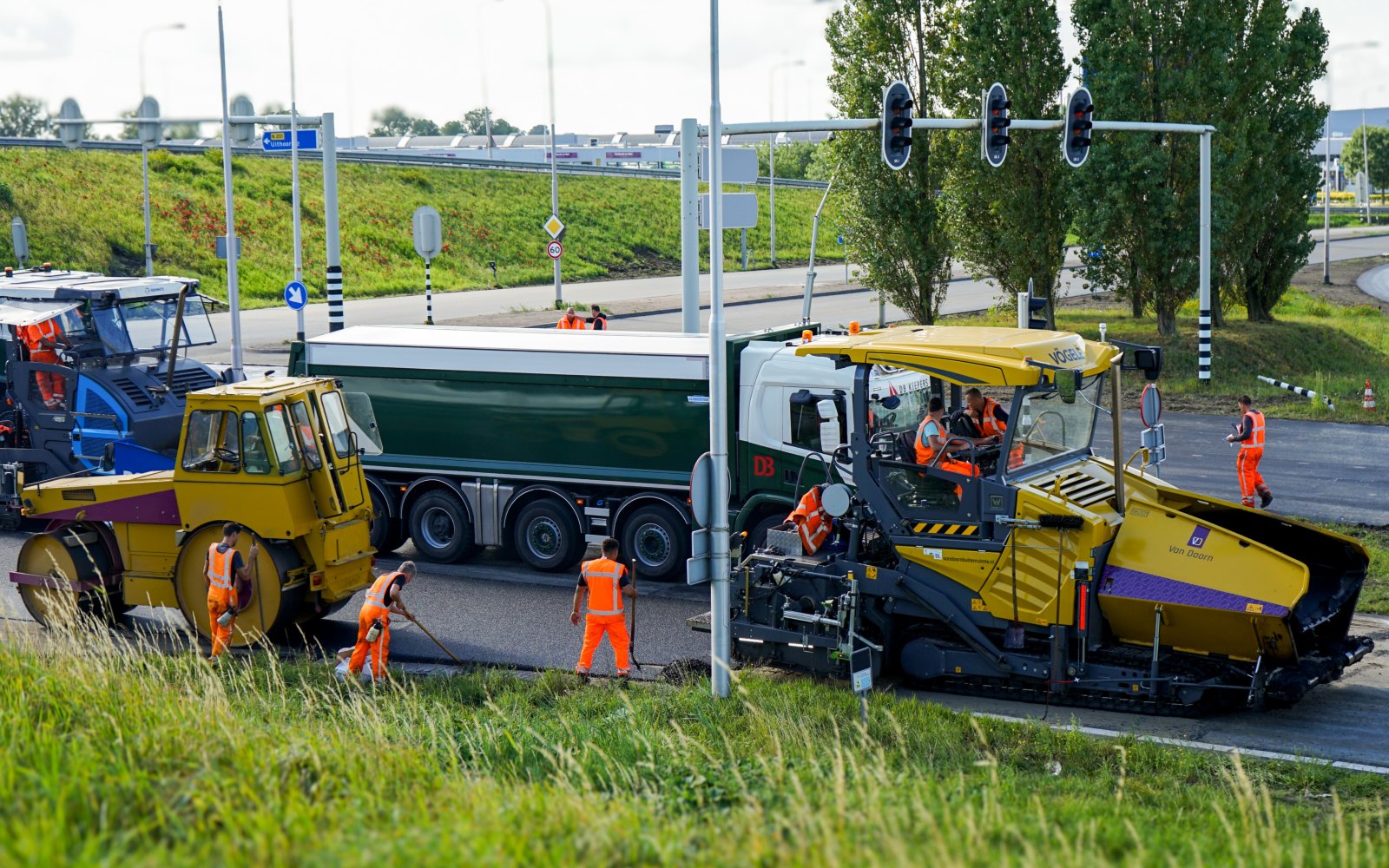 Asfaltmachine en wals kruising Legemeerdijk